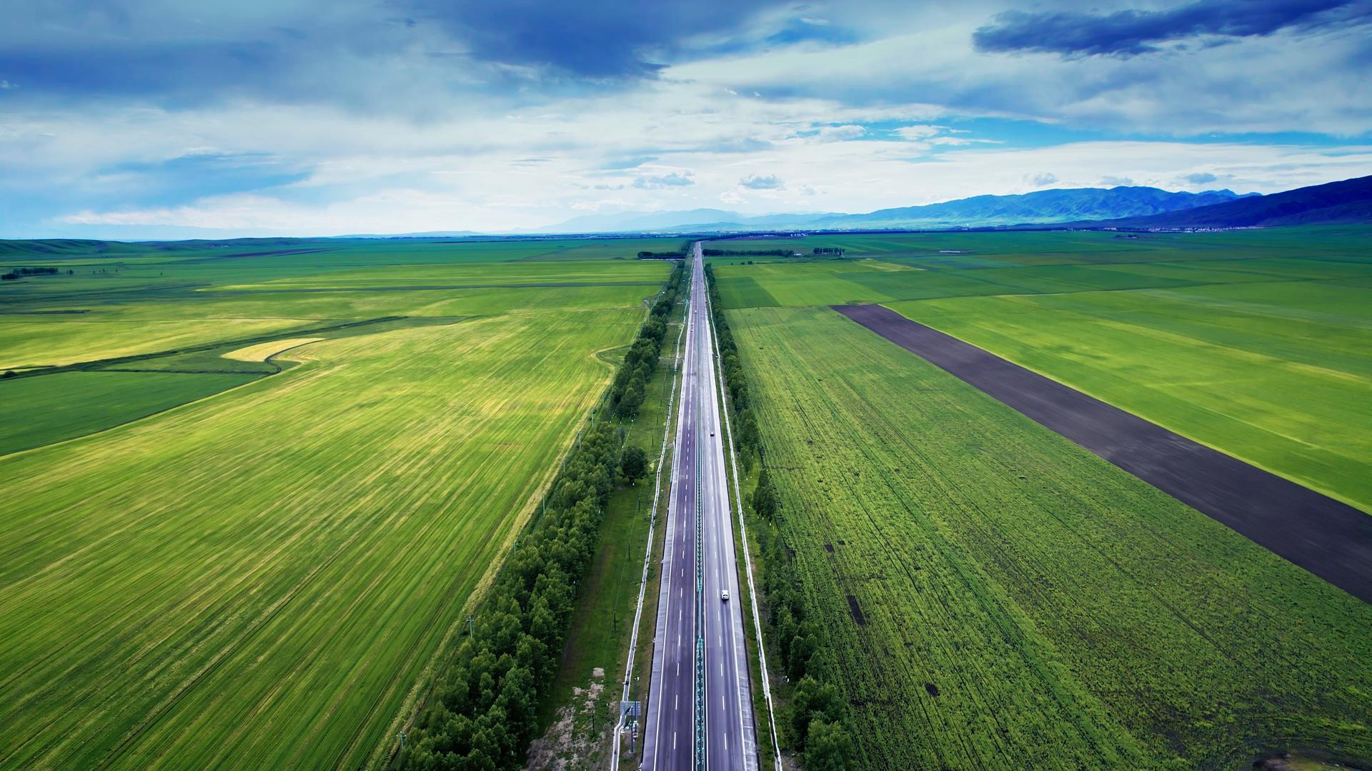 通过乡村公路的新疆昭苏穿过乡村公路视频的预览图