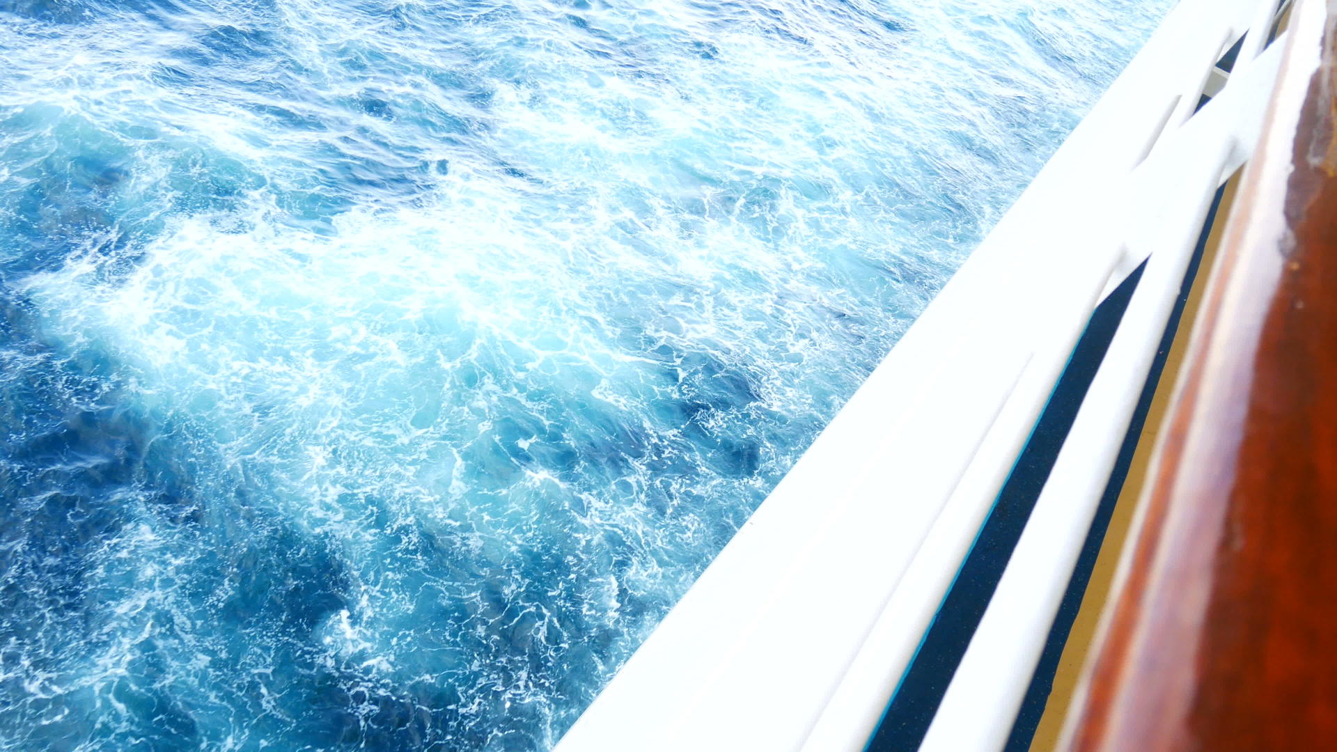 镜头循环乘风破浪帆船在蓝色的大海上全速前进视频的预览图