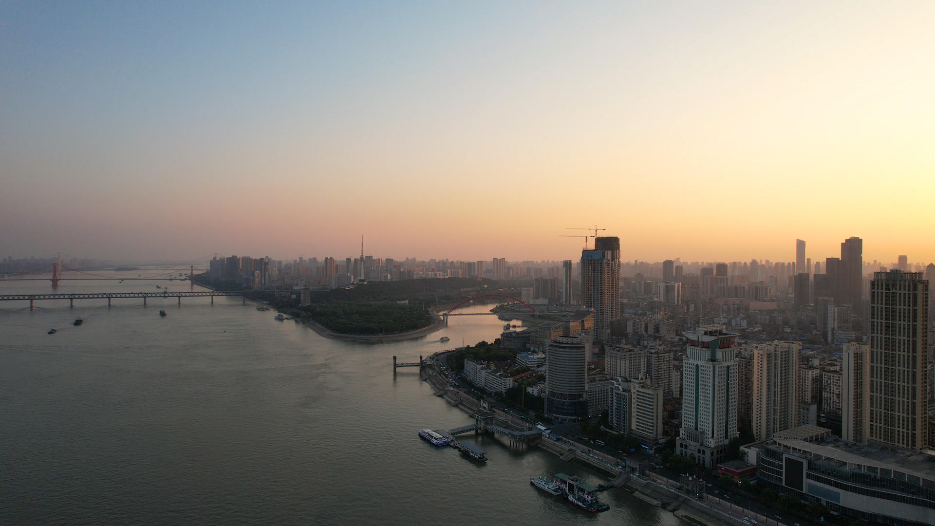 航拍武汉城市天空夕阳落日高楼天际线江景风光4k素材视频的预览图