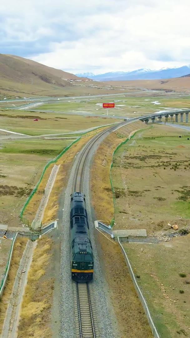 壮丽的中国青藏高原火车铁路大桥风景视频的预览图