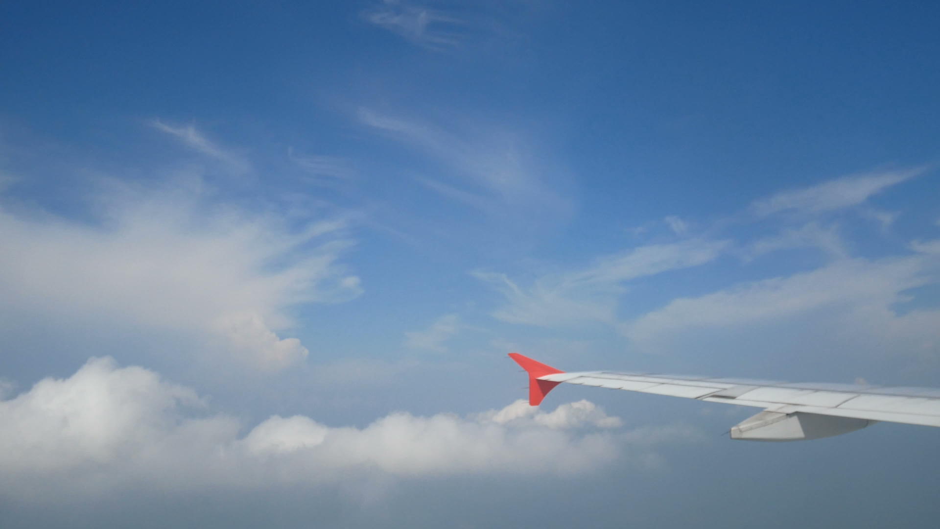 通过飞机窗口飞机和天空的云视频的预览图