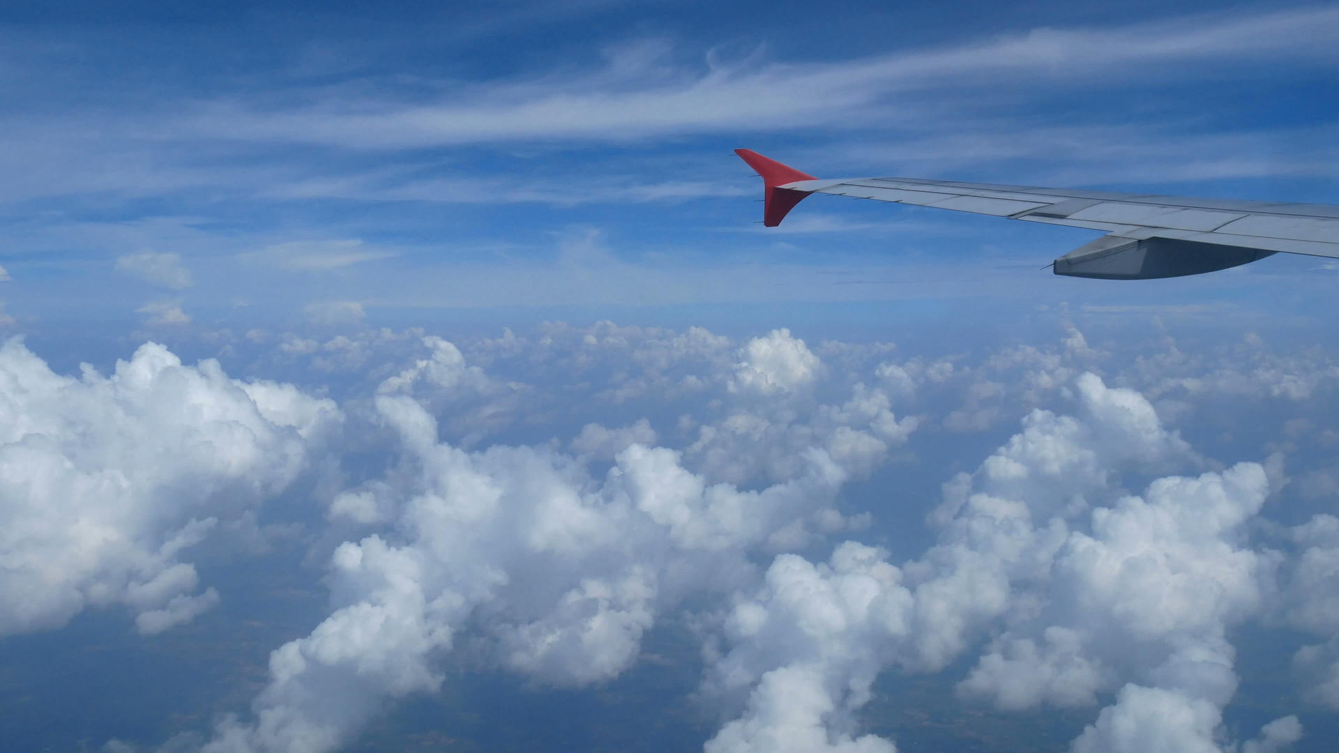 一架飞机在白云和蓝天上飞行视频的预览图