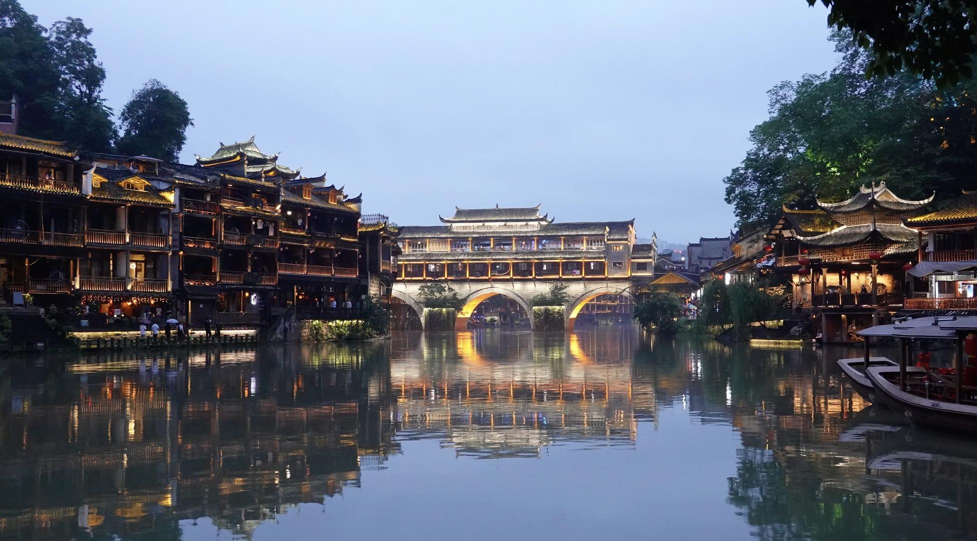 湖南凤凰古城夜景延时摄影4K视频视频的预览图