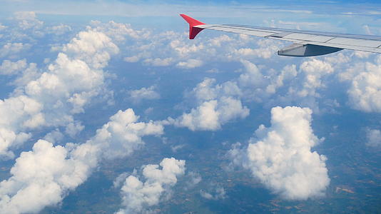 蓝天中的机翼和美丽的白云是背景视频的预览图
