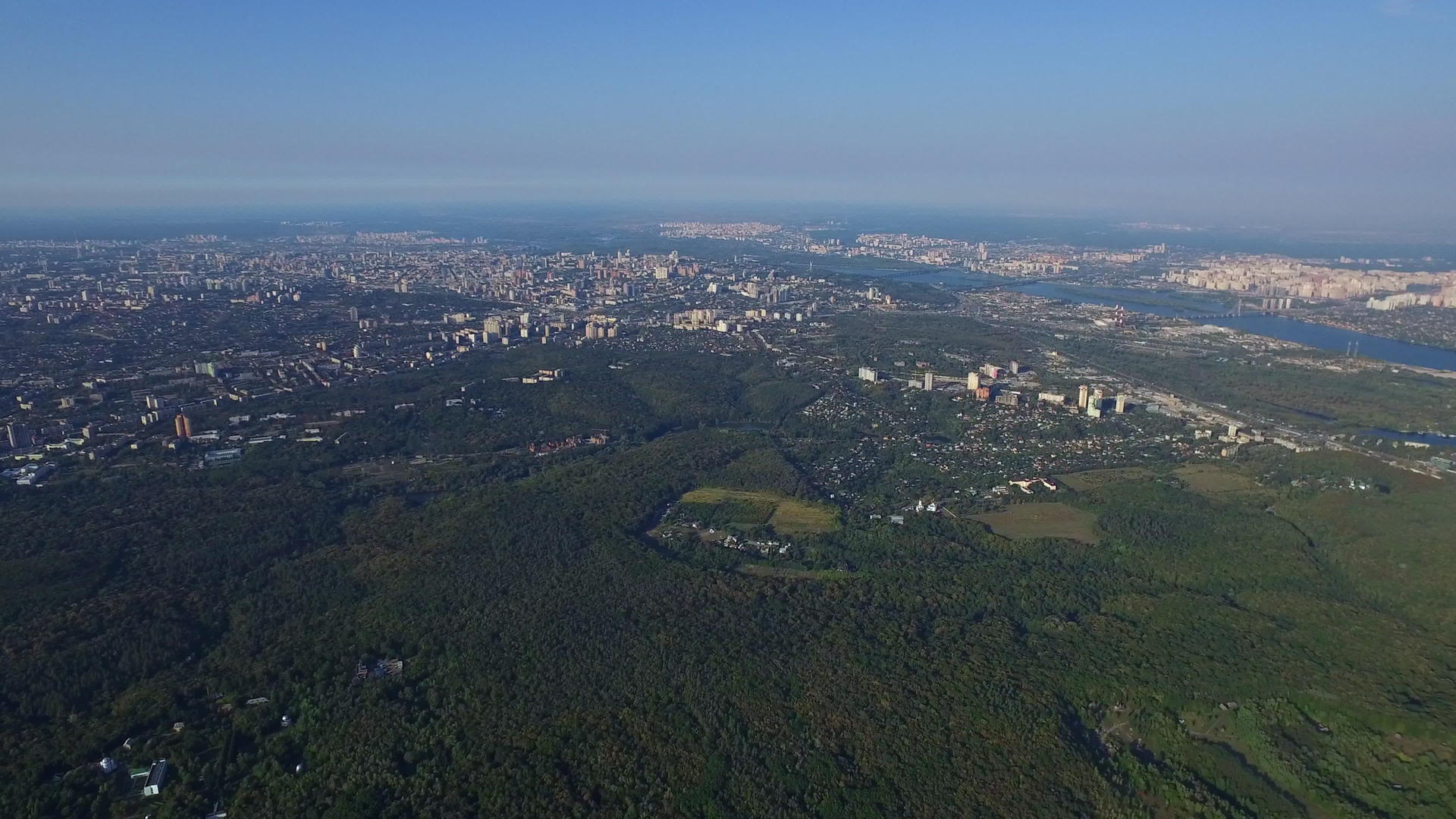 城市全景在无人驾驶飞机上方视频的预览图