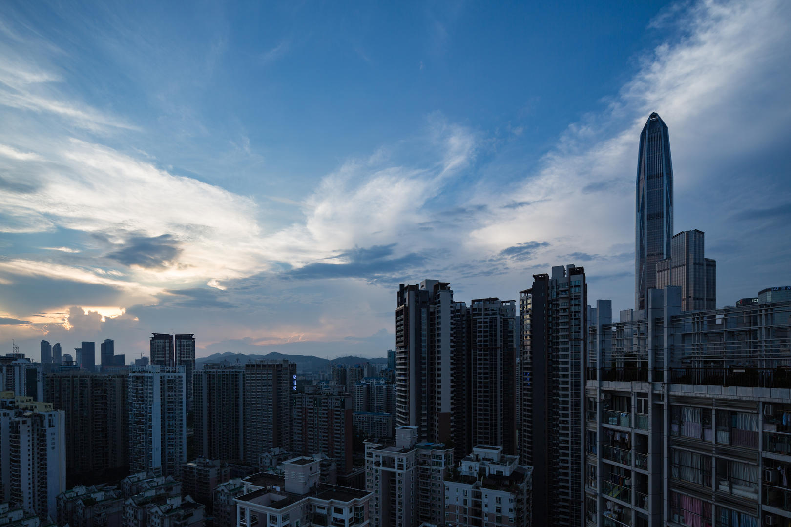 6k高清深圳福田区平安大厦白转夜城市风光视频的预览图