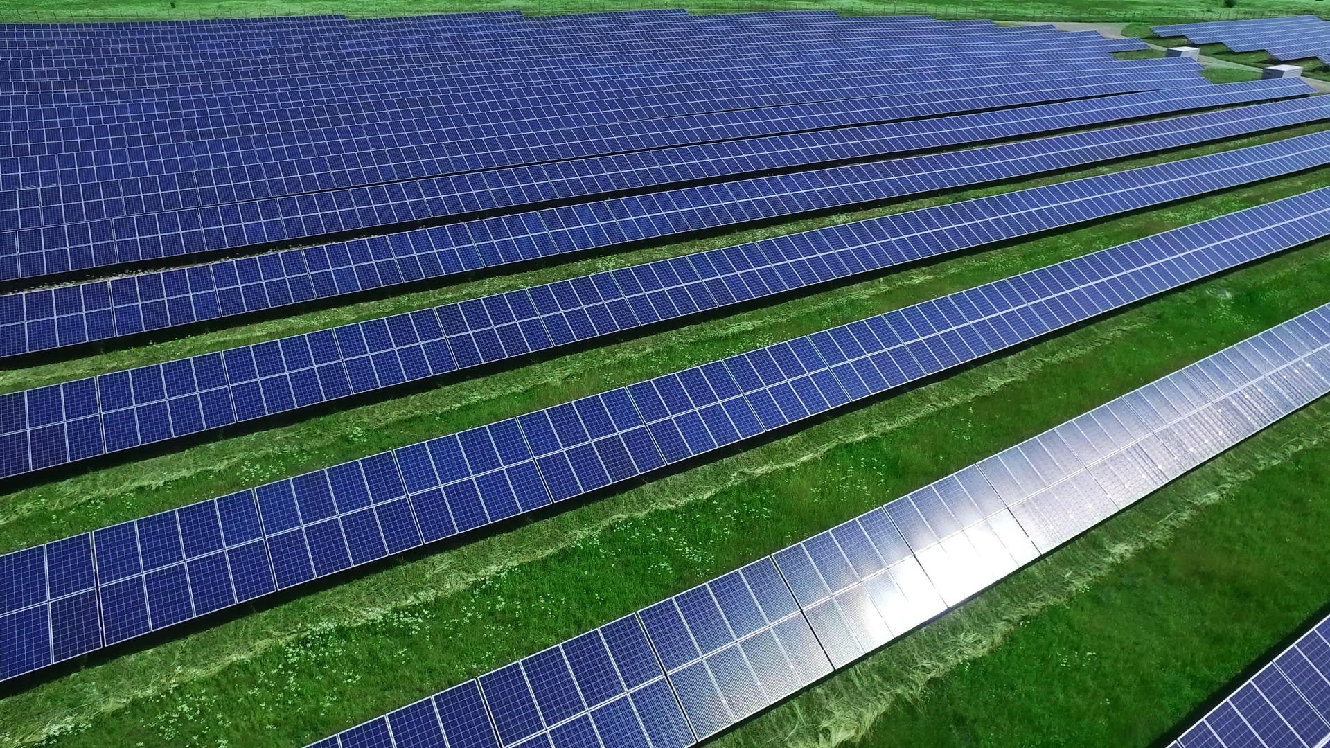 太阳能公园用于清洁源生产视频的预览图