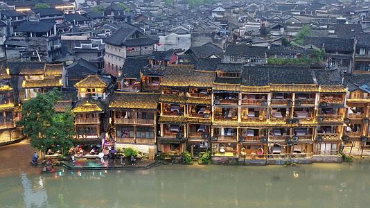 湖南凤凰古城吊脚楼航拍4K视频视频的预览图
