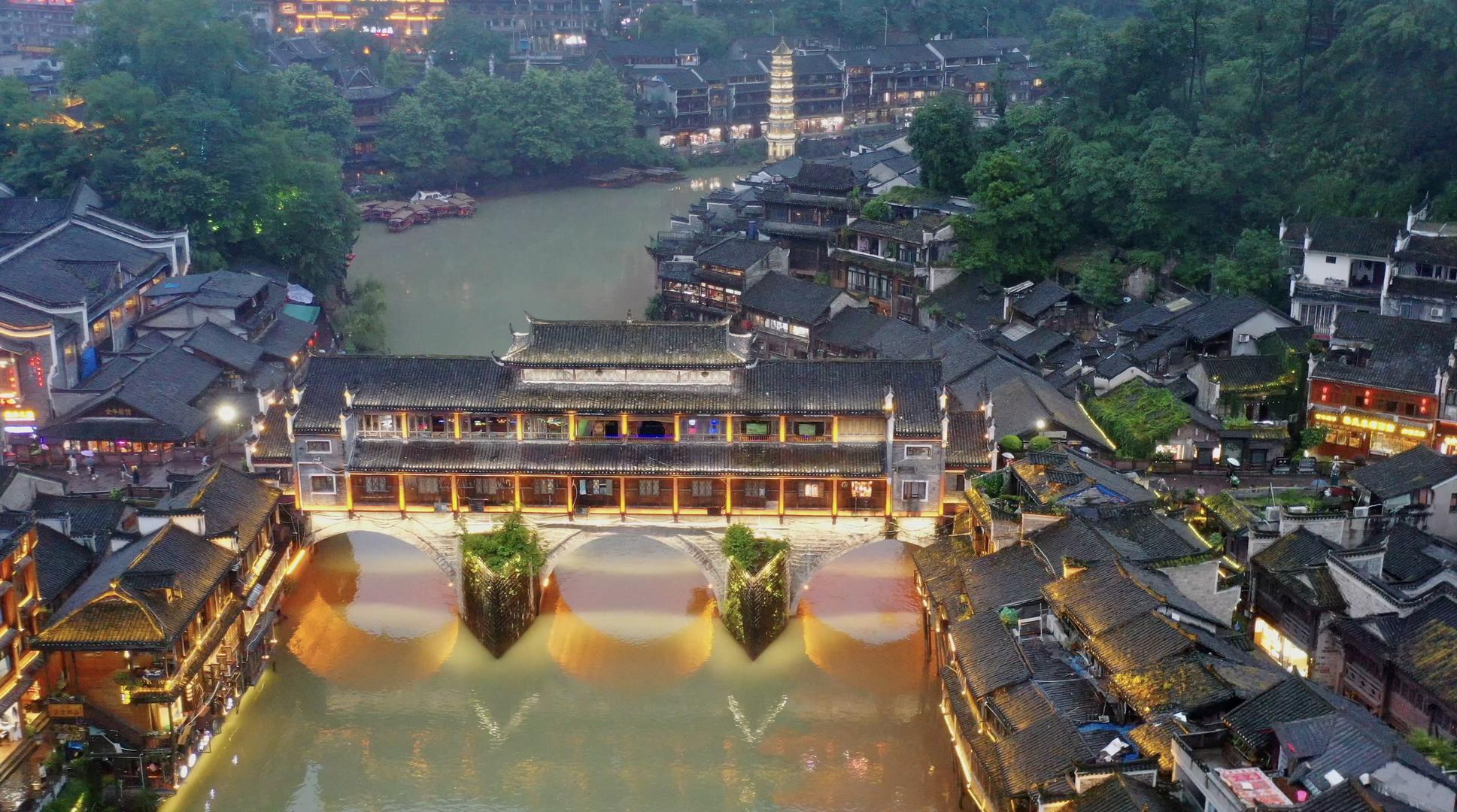 湖南凤凰古城夜景沱江风光视频的预览图