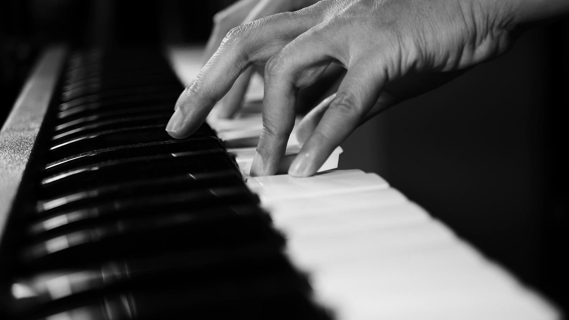 钢琴音乐钢琴家演奏单色黑白4K镜头视频的预览图