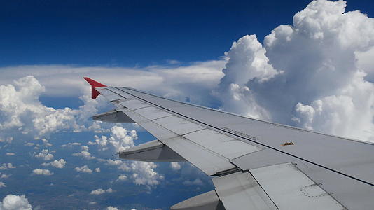 飞机机翼机翼飞越白云和蓝天视频的预览图