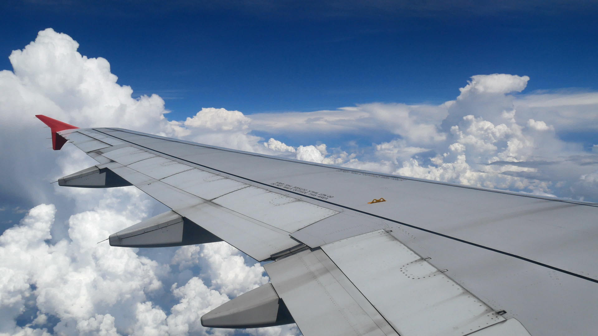 飞机机翼机翼飞越白云和蓝天视频的预览图