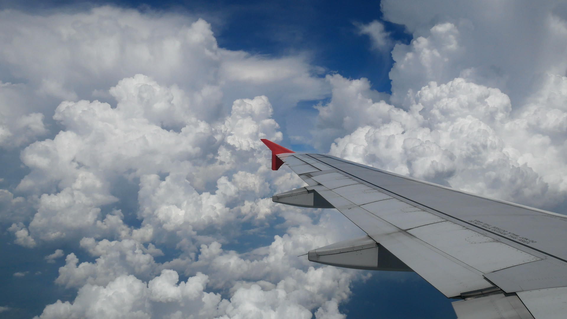 机翼飞机飞越白云和蓝天视频的预览图
