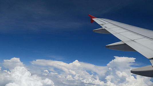 一架飞机在白云和蓝天上飞行视频的预览图