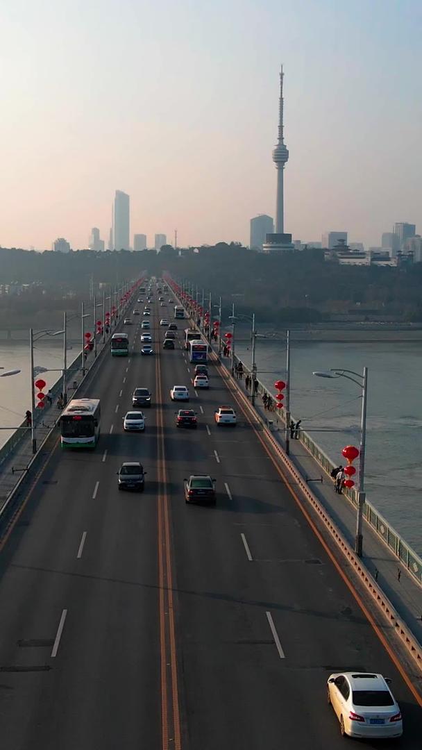 城市交通视频素材航拍节日挂满红灯笼的桥梁视频的预览图
