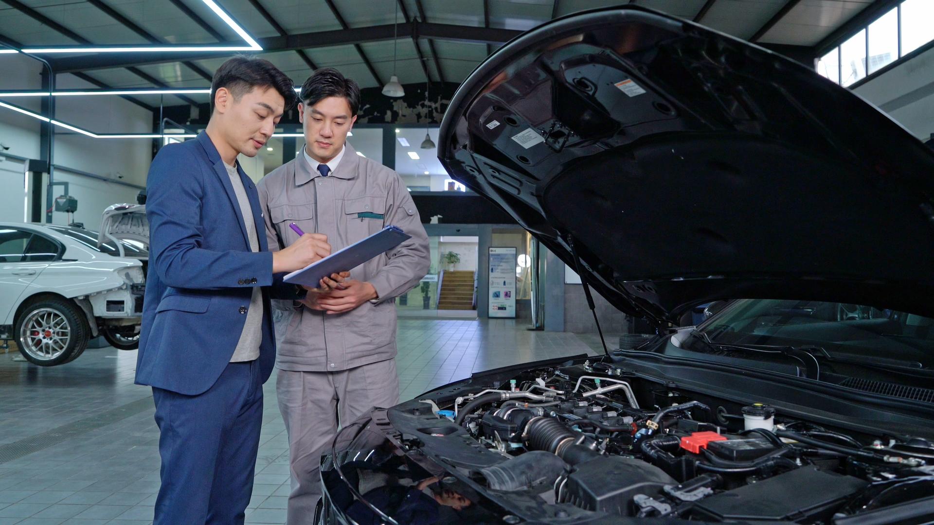 汽车修理技术人员和客户签署修车合同视频的预览图