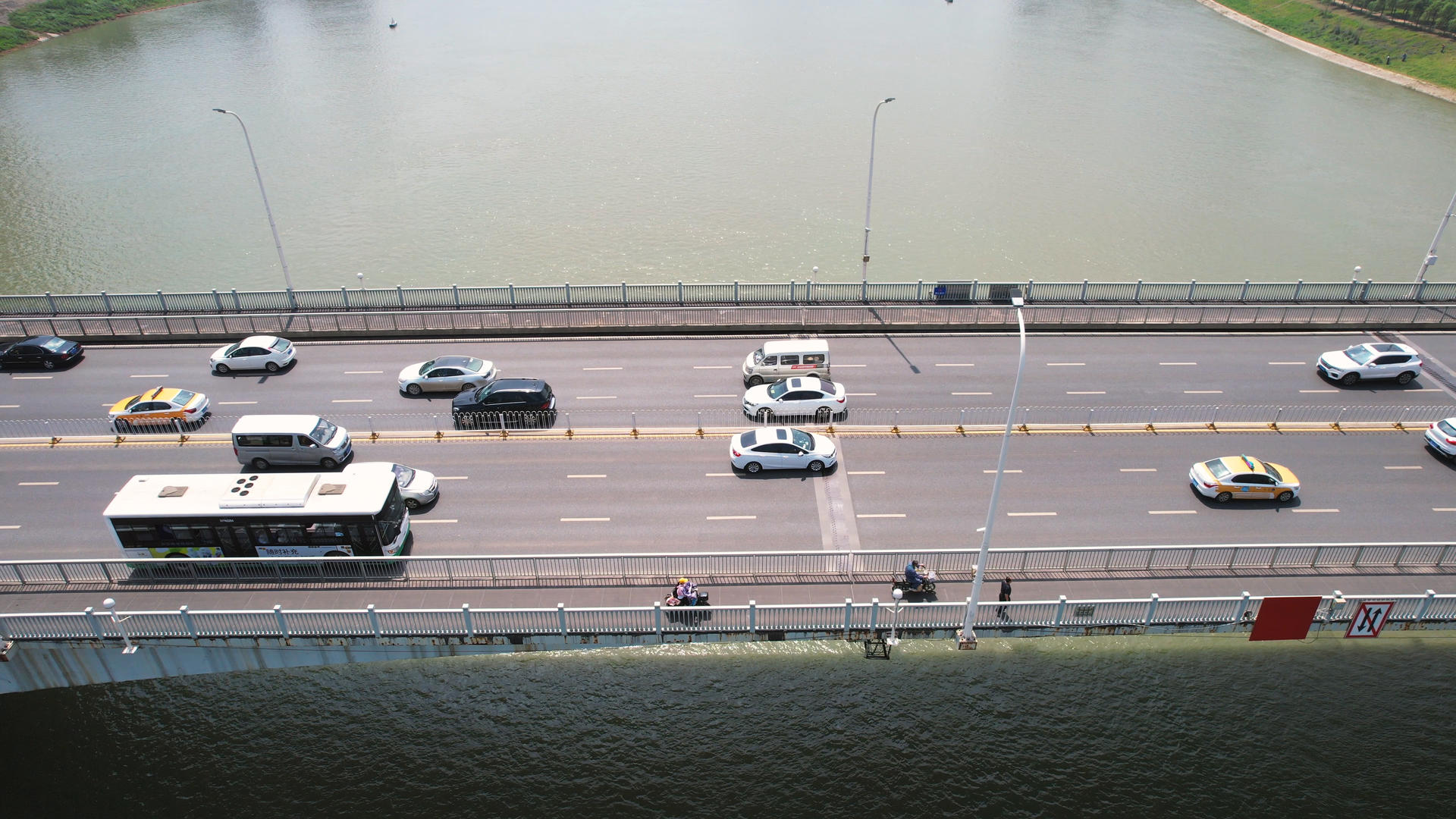 航拍城市道路桥梁交通车流4k素材视频的预览图