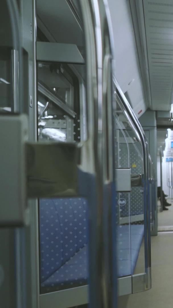 夜晚空旷的末班车地铁车厢视频的预览图