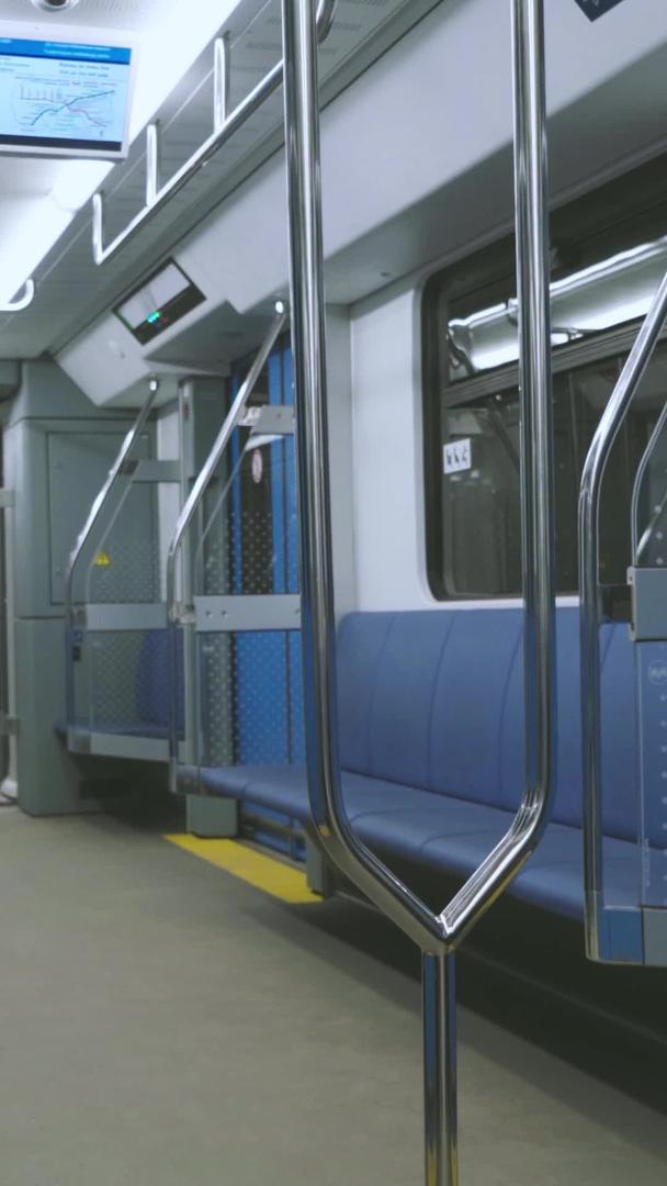 夜晚空旷的末班车地铁车厢视频的预览图