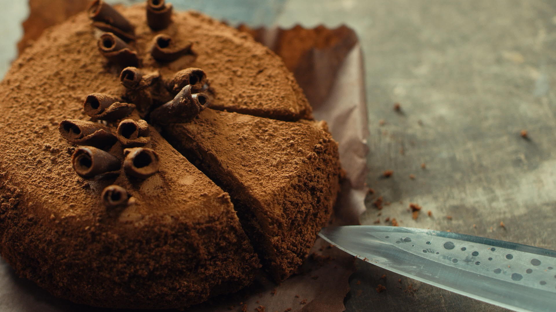 用刀子慢慢移动一块巧克力蛋糕视频的预览图