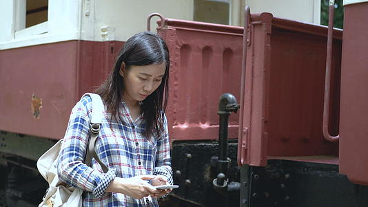 亚裔旅游妇女乘火车视频的预览图