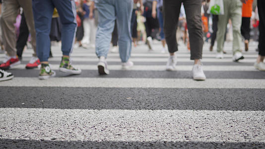 4k市区斑马线人行横道行人脚步特写视频视频的预览图