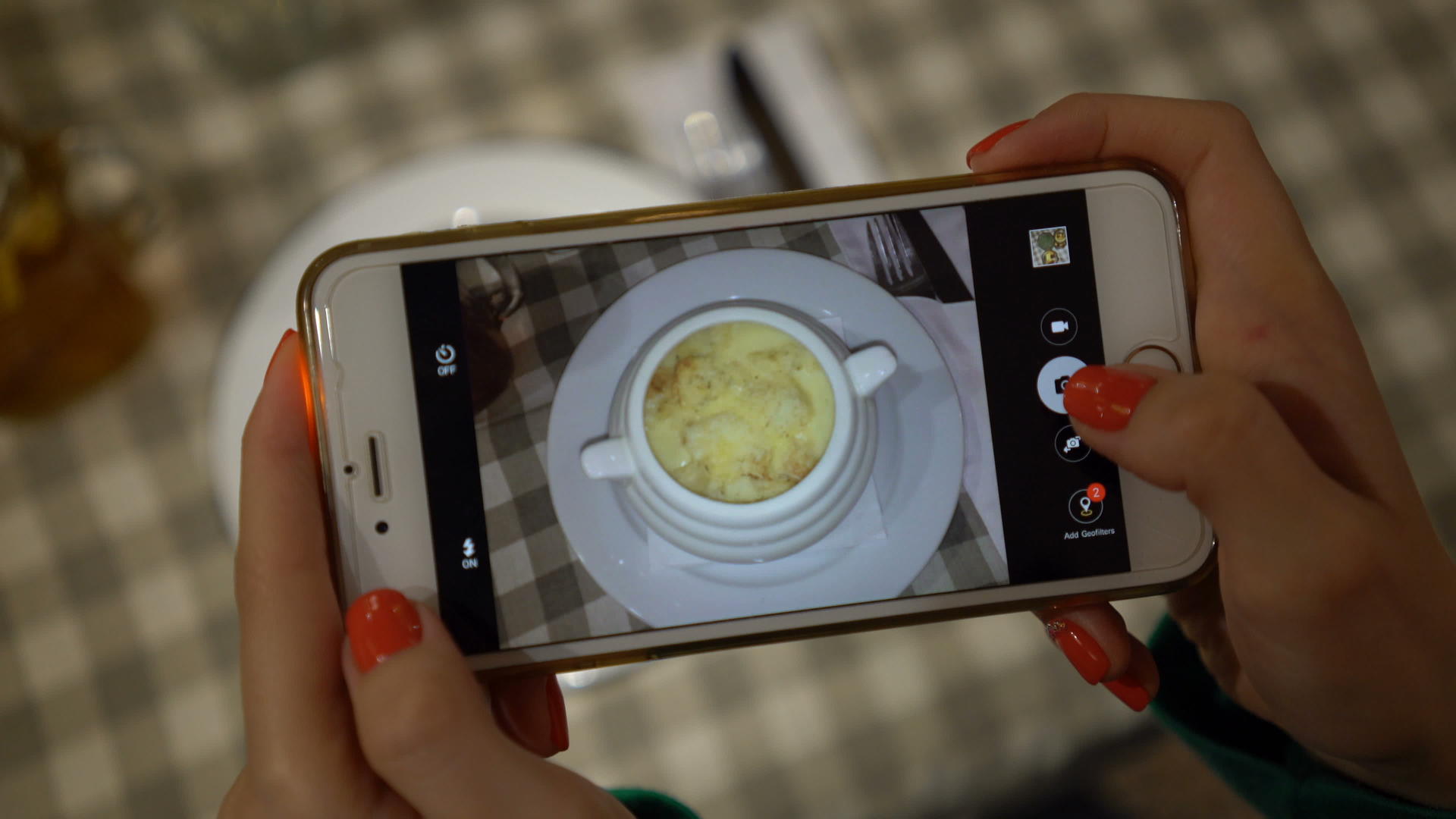 手持智能手机拍摄食物照片视频的预览图