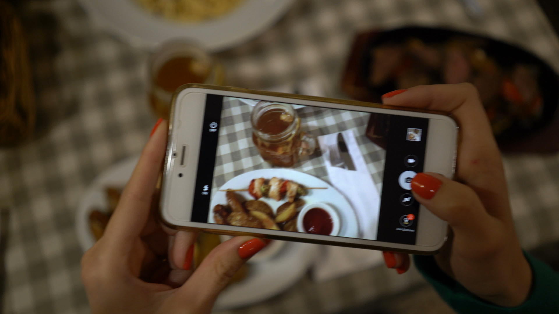 手持智能手机为社交网络拍摄食物照片视频的预览图