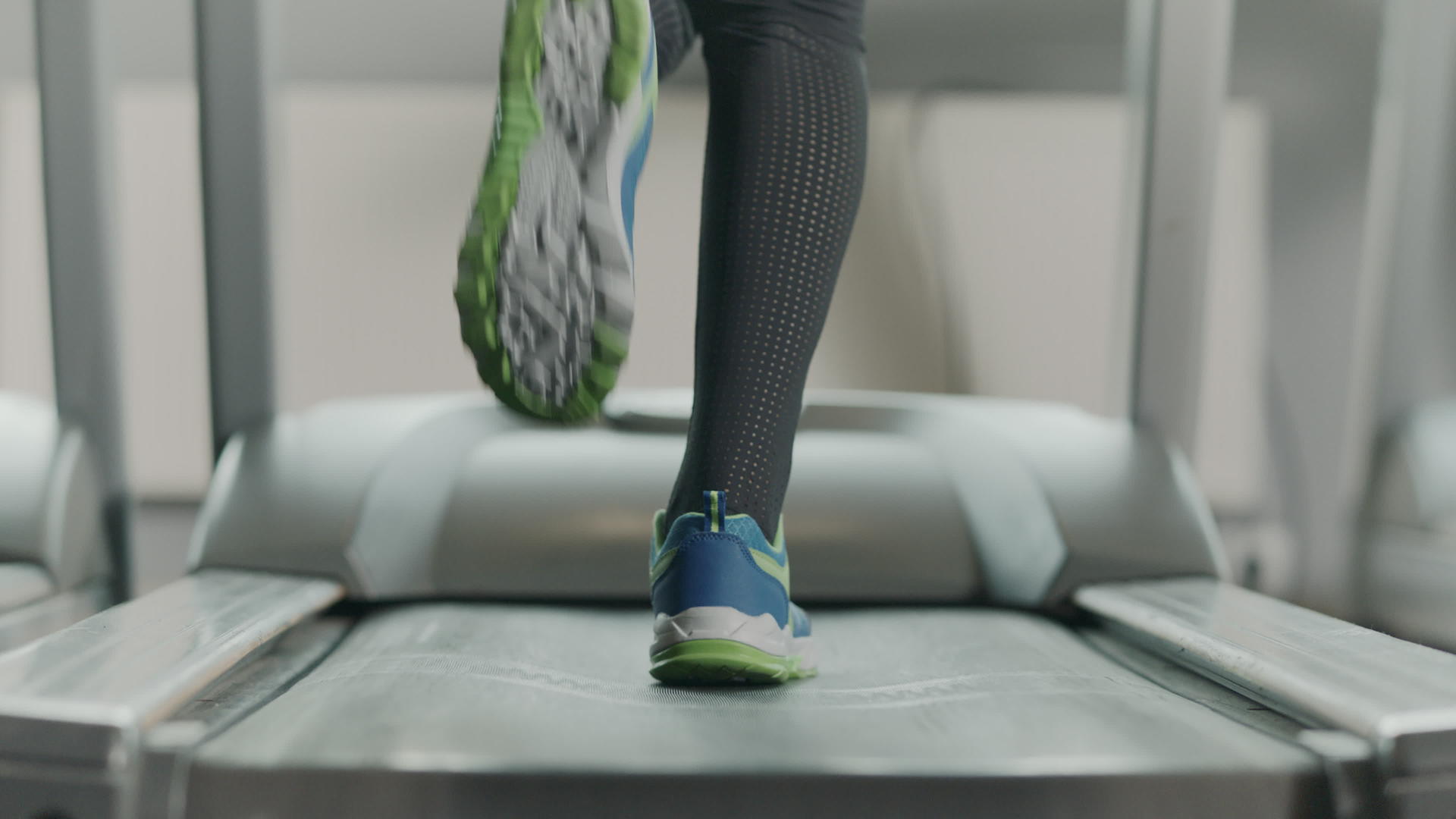 在健身房机器上近距离移动脚视频的预览图
