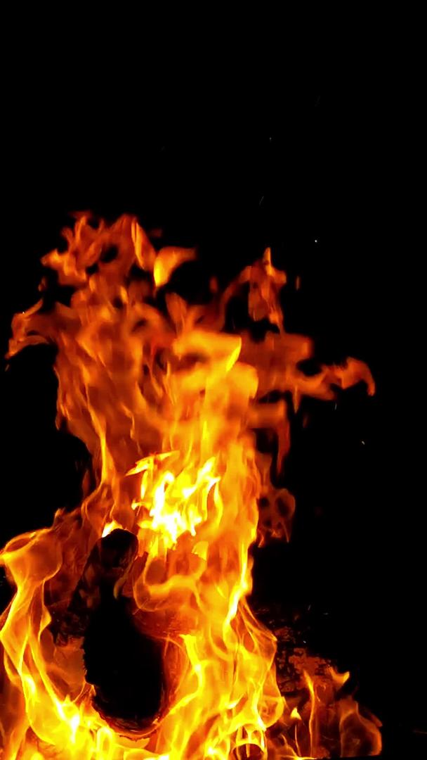 实拍柴火燃烧火焰视频素材视频的预览图