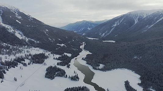 4K航拍新疆冬季喀纳斯河风光旅游山野森林雪景视频的预览图