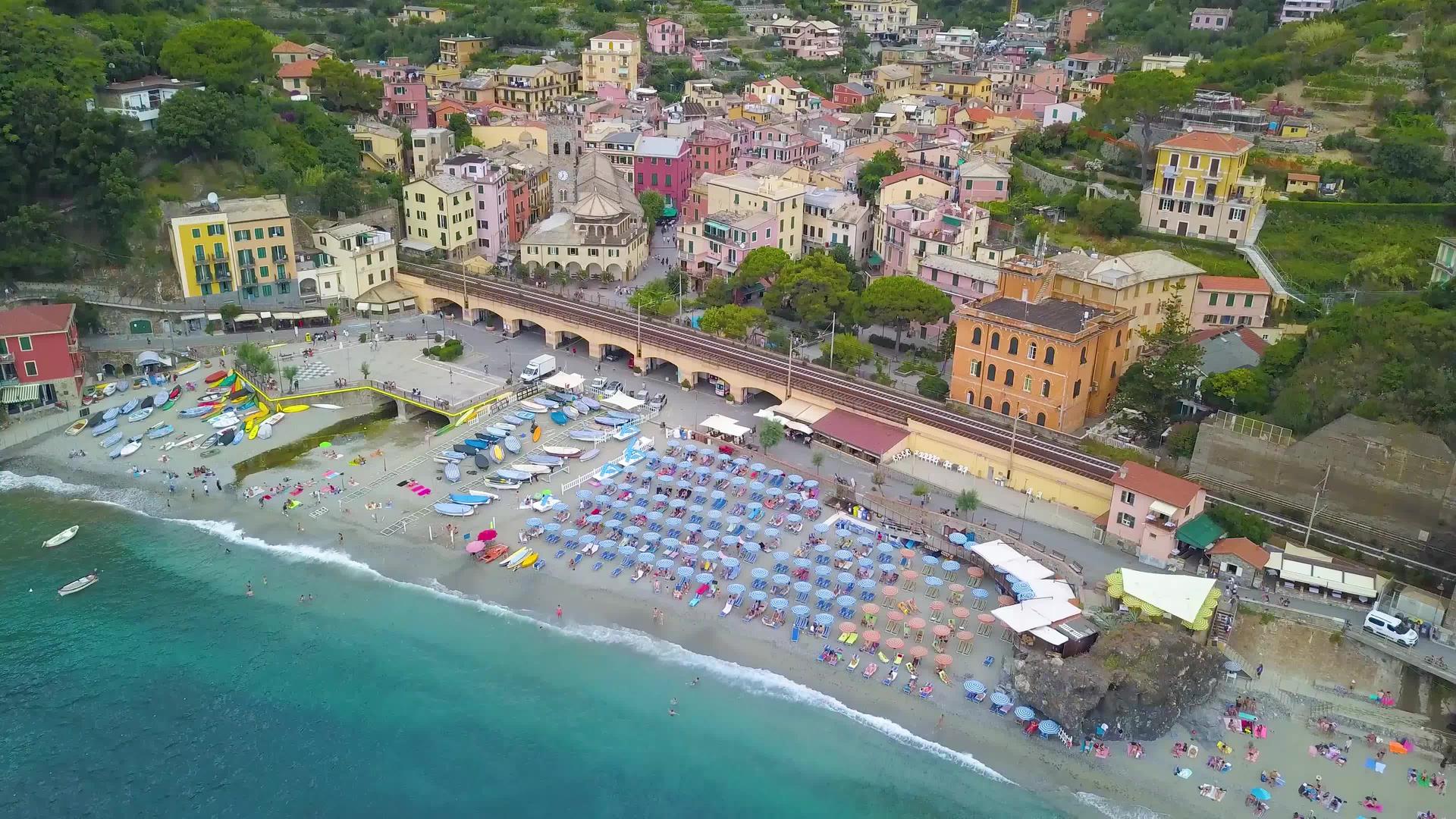 海边的意大利五渔村视频的预览图