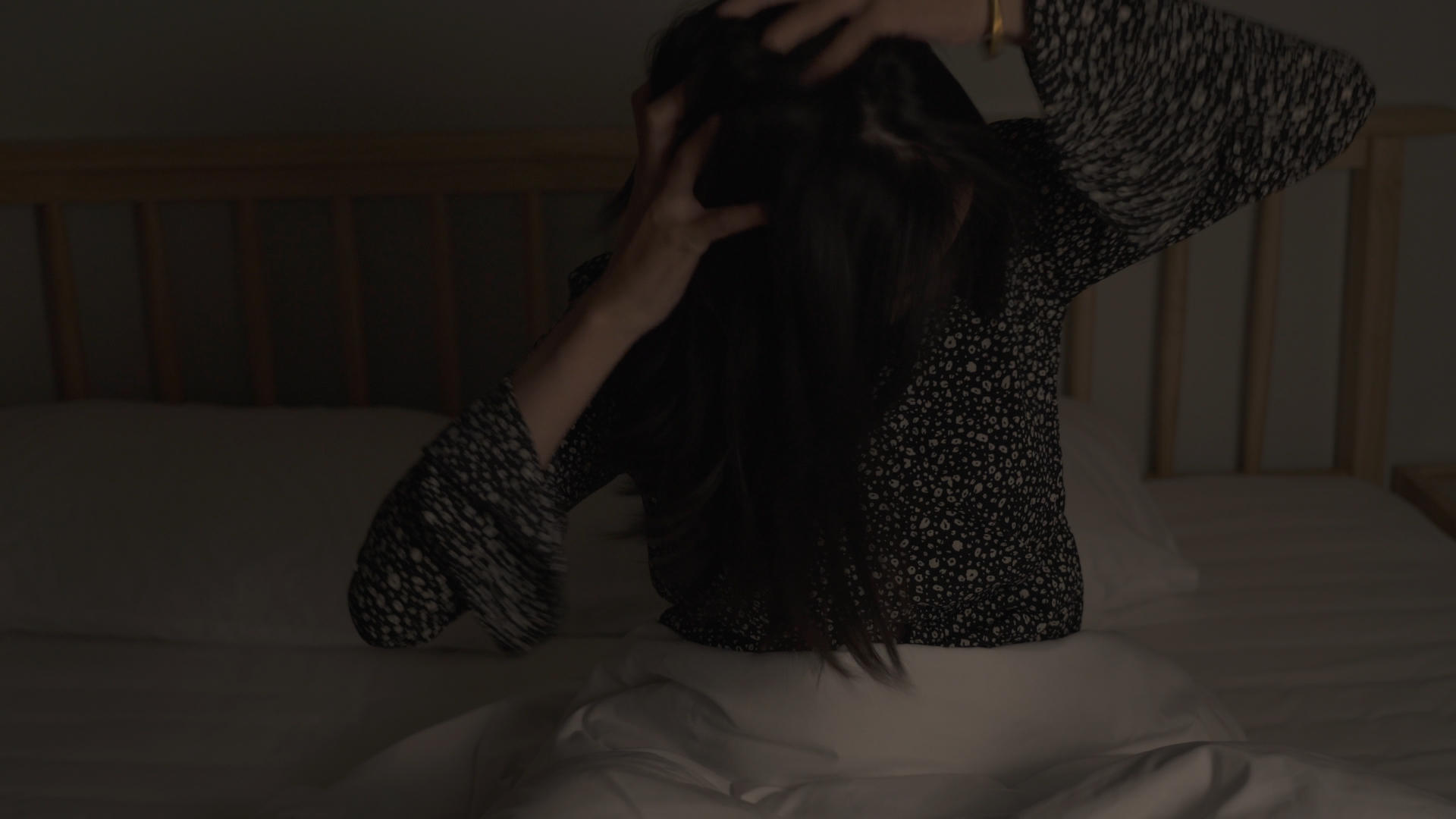 4K深夜女性头疼焦虑按摩穴位实拍视频视频的预览图