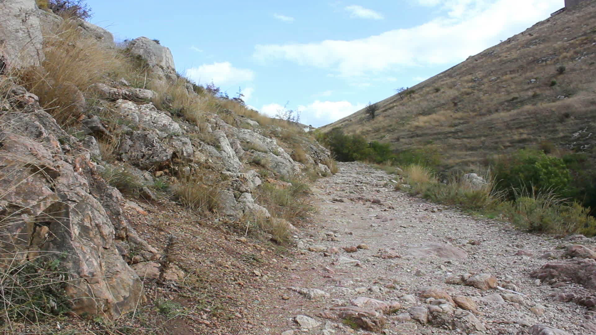 山中有小路的山谷视频的预览图