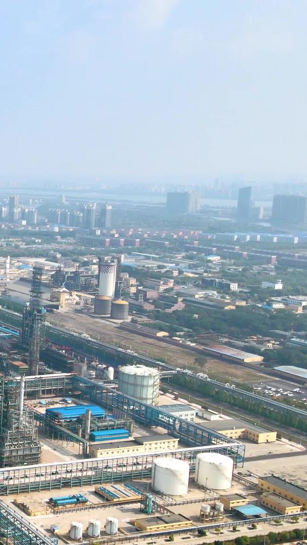 中国石油大型城市企业和城市盘锦市区视频的预览图