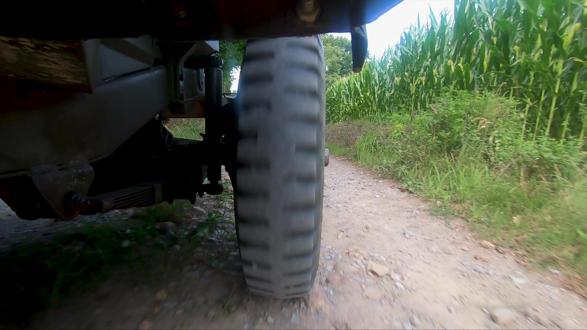 四轮驱动车辆在土路上行驶视频的预览图