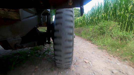 四轮驱动车辆在土路上行驶视频的预览图
