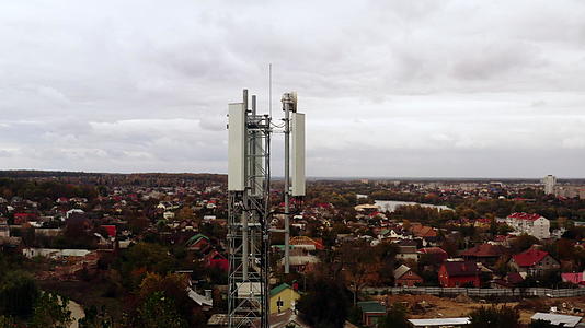 建筑屋顶4g和5g电信塔蜂窝网络天线视频的预览图