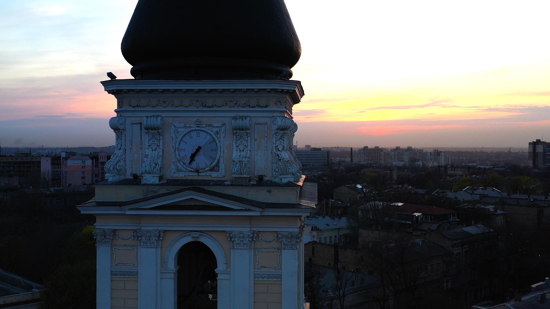 夕阳下的教堂钟楼视频的预览图