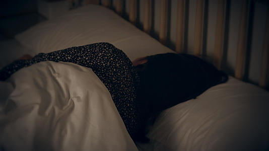 4K实拍女性深夜失眠焦虑翻来覆去实拍视频视频的预览图