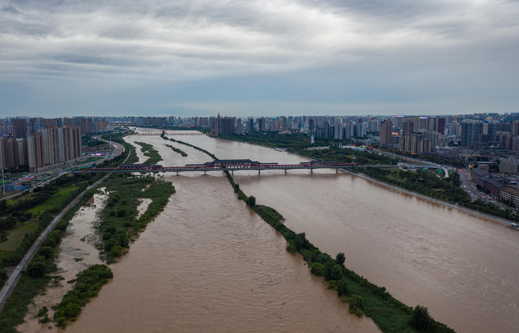 4k渭河泄洪城市视频的预览图