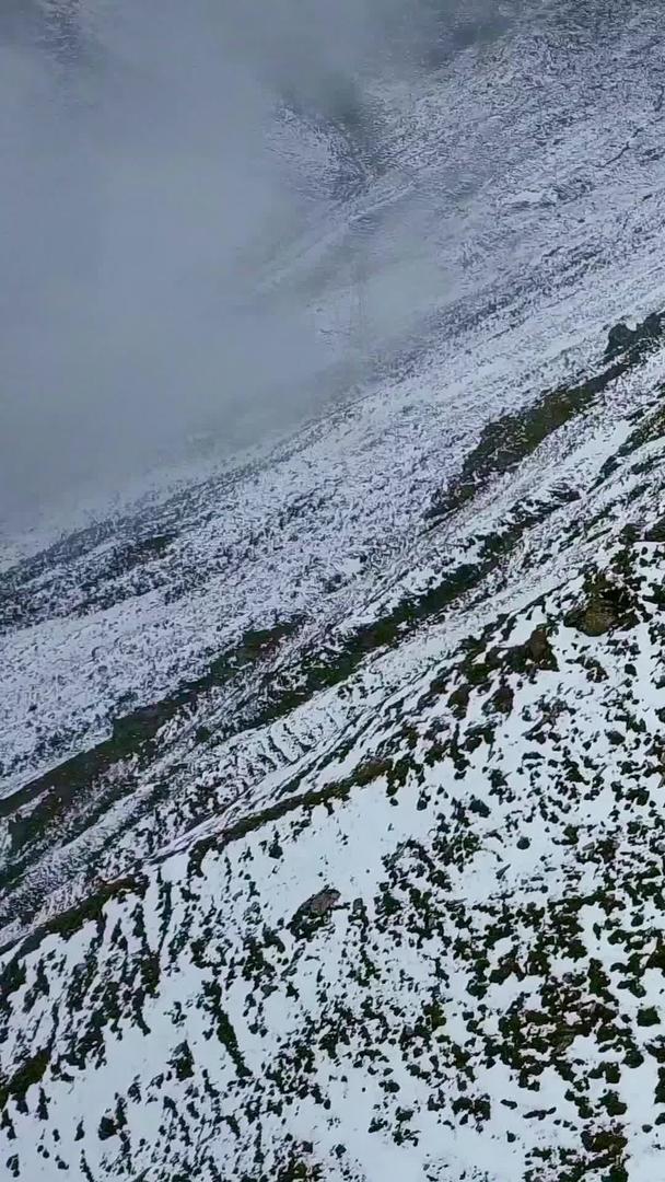 摄影师攀登雪山视频的预览图