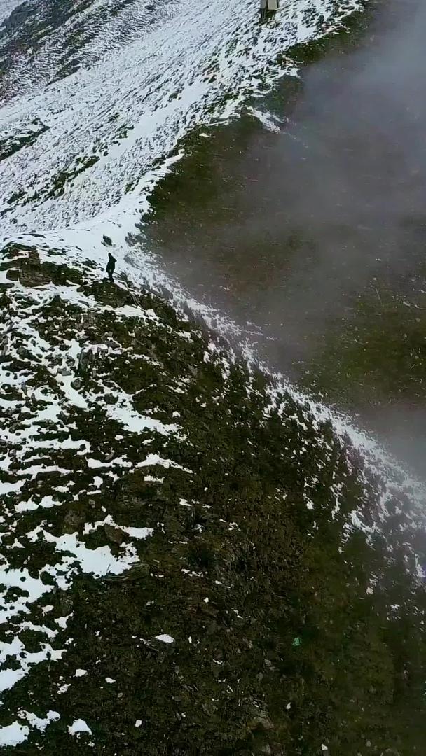 摄影师攀登雪山视频的预览图