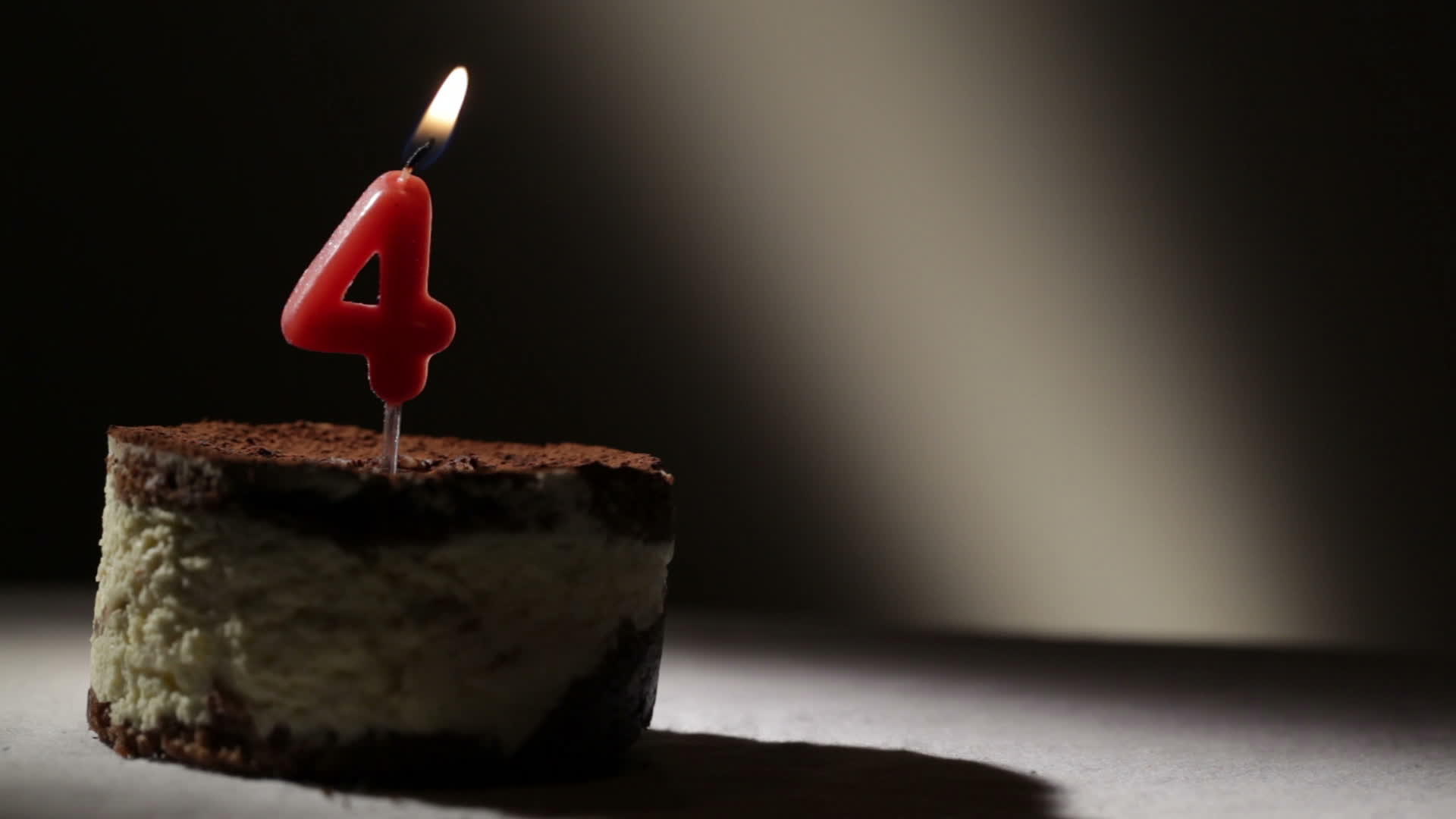 蒂拉米苏蛋糕配有数字4蜡烛视频的预览图