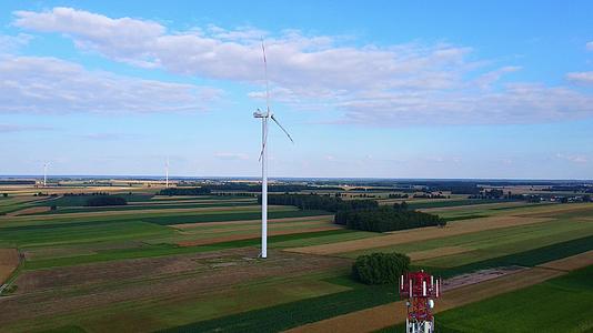 夏季5g观察塔台和风能涡轮机的空气视频的预览图