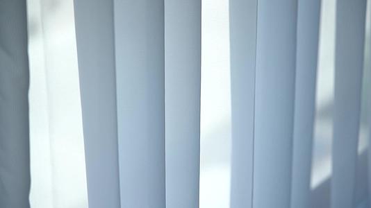 4K简单的室内装饰白色窗帘空镜意境实拍视频视频的预览图