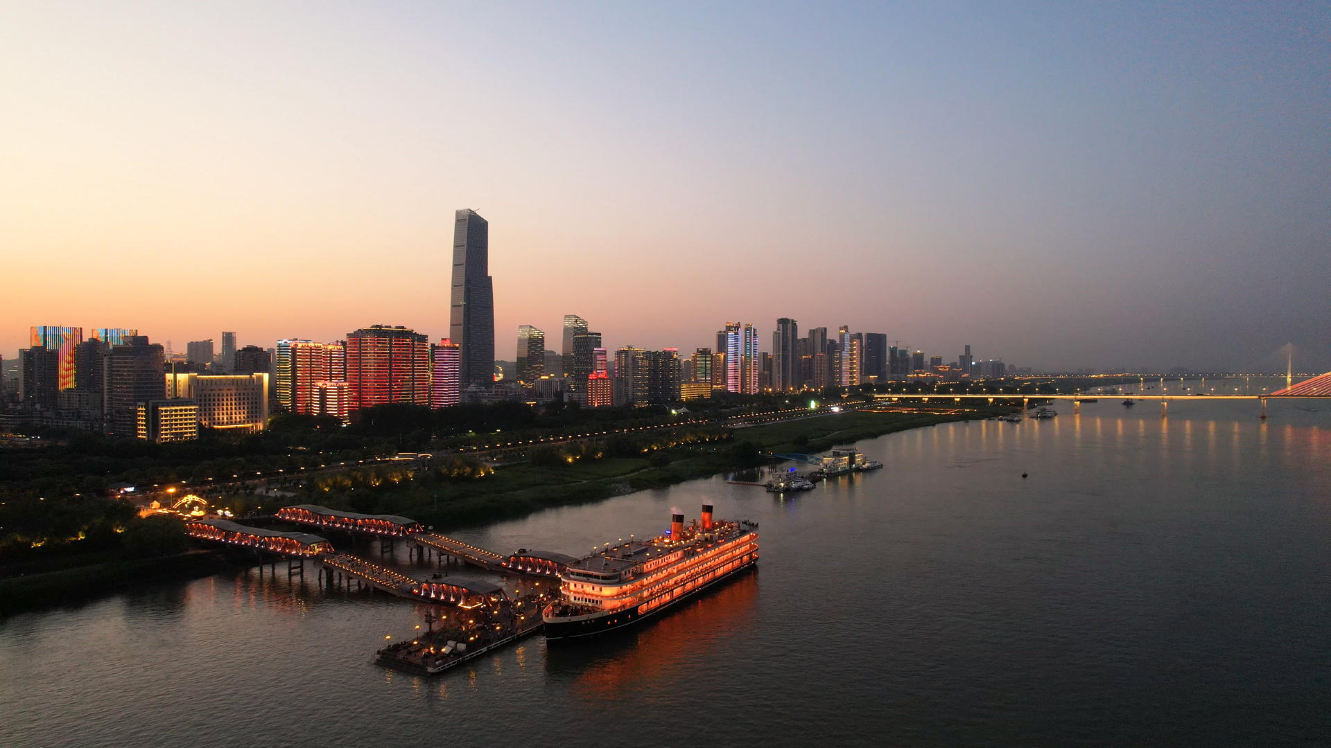 航拍城市武汉夜景客运码头旅游游轮交通街景人流4k素材视频的预览图