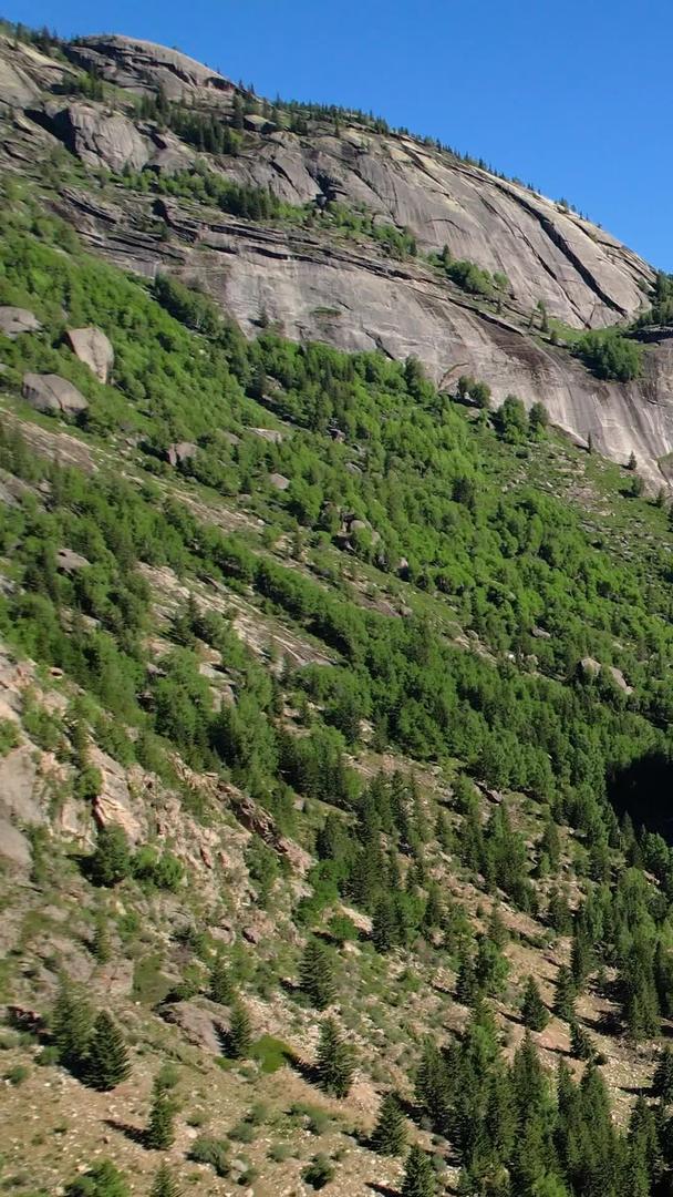 可可托海钟山峡谷航拍5A景区风景视频视频的预览图
