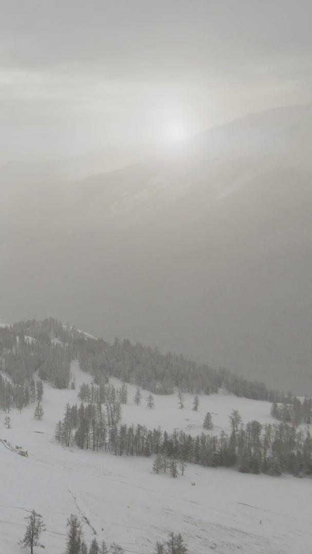 冬天夕阳山谷寒雾视频的预览图