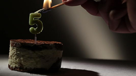 提拉米苏蛋糕5支蜡烛5支视频的预览图